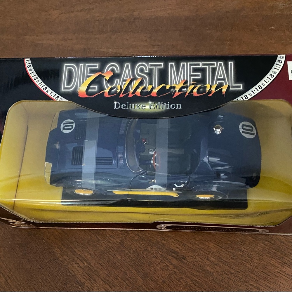 Vintage Scale 1:18 Die-Cast Metal 1964 Chevy Corvette Grand Sport Deluxe Edition